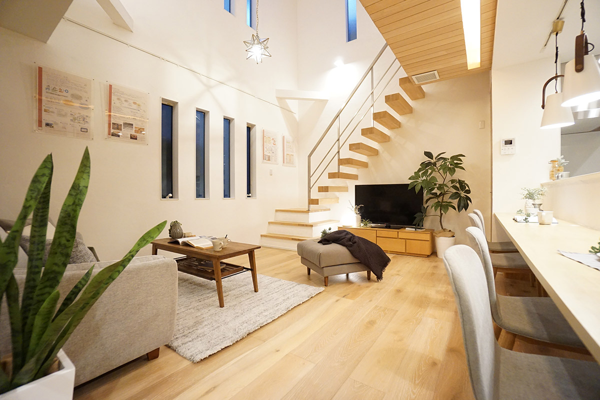 リビングに位置する階段は、空間を有効に使うと共に、家族のコミュニケーションを生む設計です。