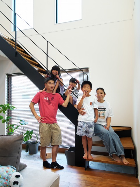 子供たちが遊ぶ広々土間玄関の家