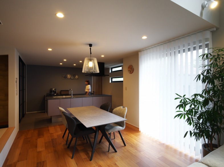 吹き抜けが繋ぐ、開放感あふれる理想の家