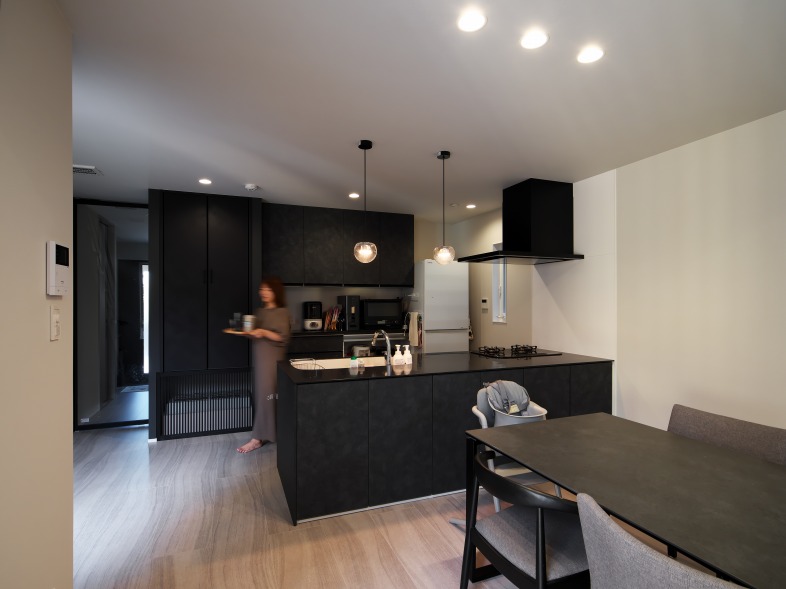 ダークキッチンが主役のホテルライクな家