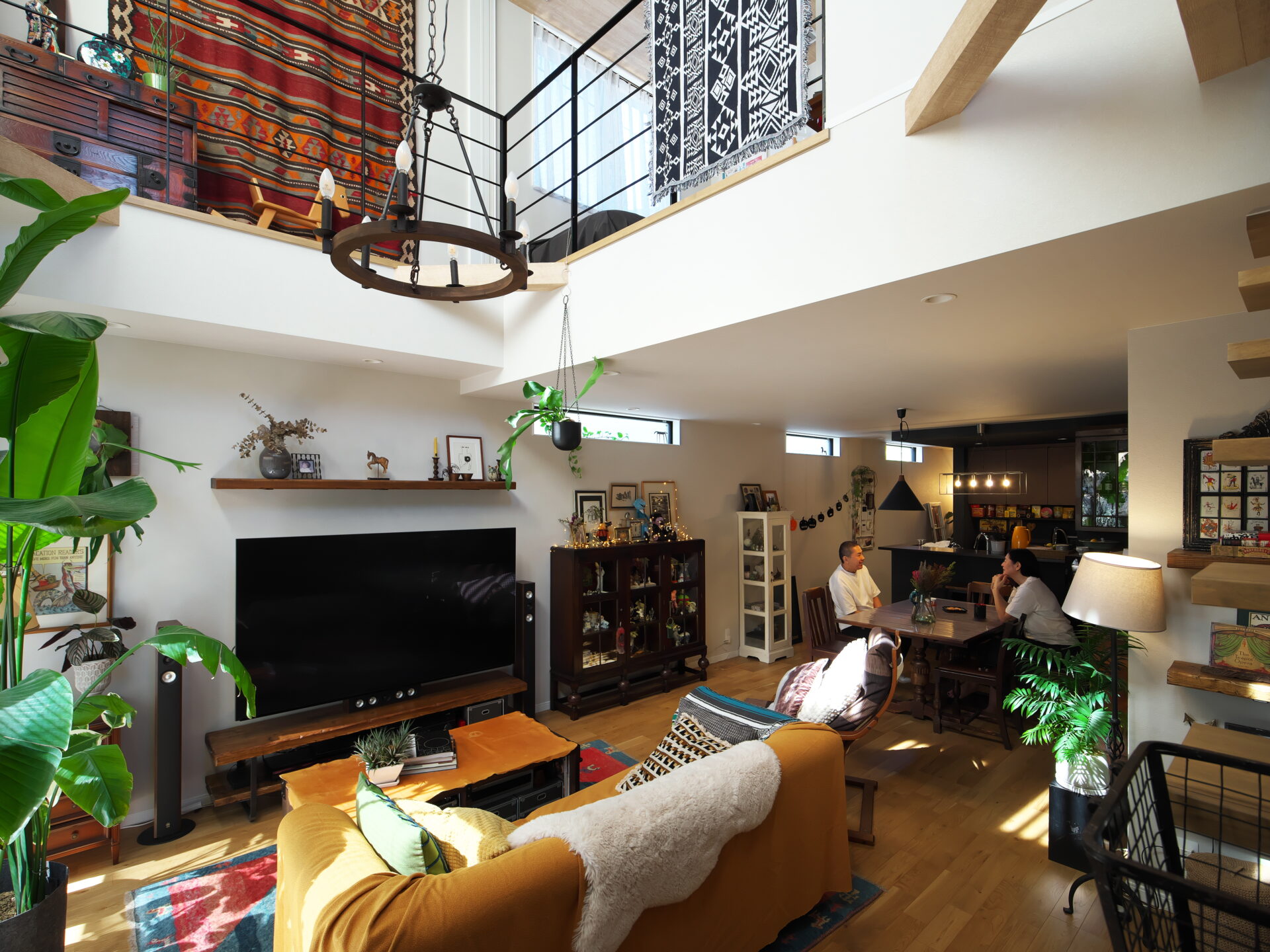 外観の「黒」と内観の「温もり」ギャップを楽しむ家