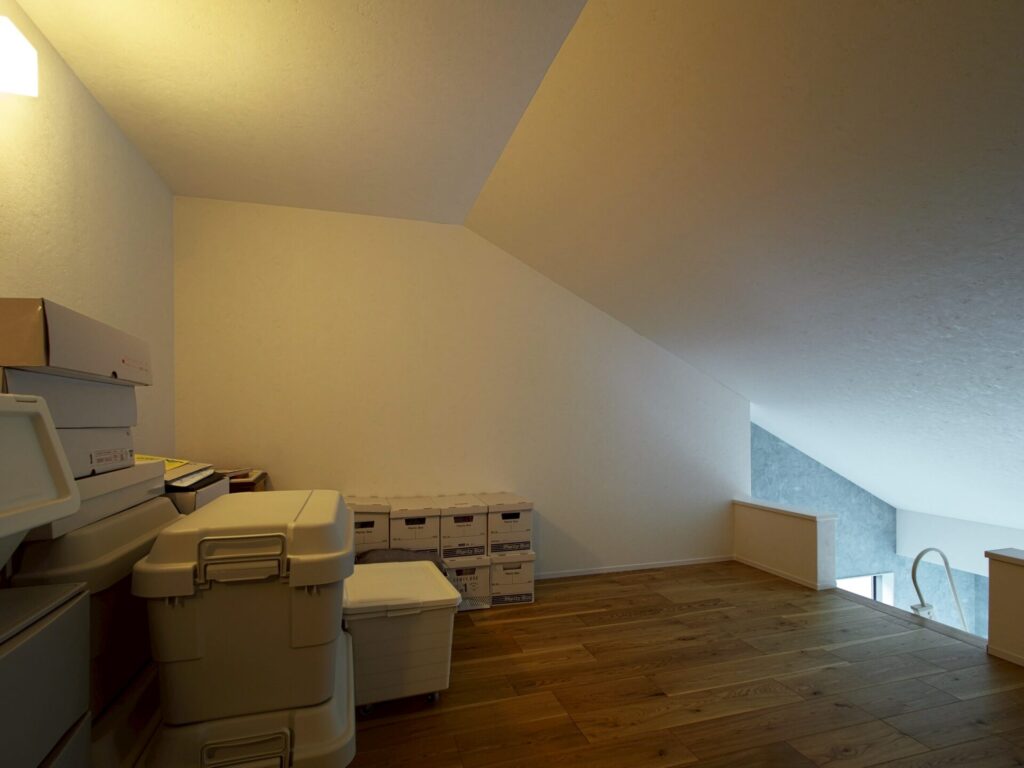 屋根裏収納